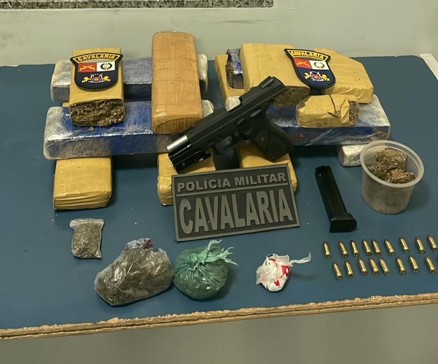 Cavalaria da Polícia Militar prende homem em flagrante com arma de fogo e tabletes de maconha - 